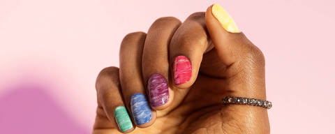 Menicure: a nail art não se restringe às unhas femininas. Homens também se expressam e cada vez mais celebridades têm adotado unhas pintadas de preto, azul ou com adesivos e decorações