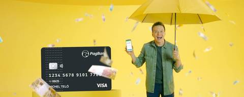 Cena de comercial da PagSeguro que divulga cartão de crédito com limite garantido da marca.