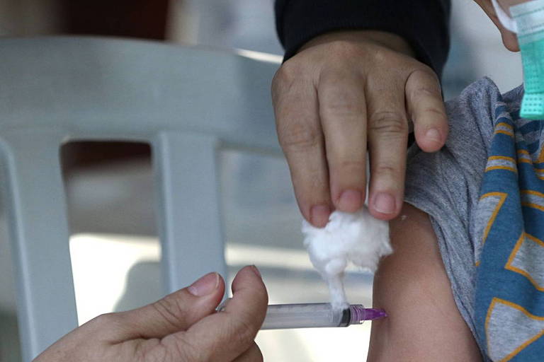 Criança recebe aplicação da vacina contra covid no braço