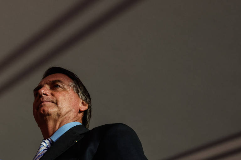 Rosto e busto de bolsonaro observados de baixo para cima