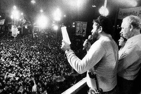 SÃO PAULO, SP, BRASIL, 25.01.1984: Ao lado do governador de São Paulo, Franco Montoro (à dir.), o presidente nacional do PT, Luiz Inácio Lula da Silva, participa de ato das diretas já em 1984, na praça da Sé, em São Paulo (SP). (Foto: Jorge Araújo/Folhapress)