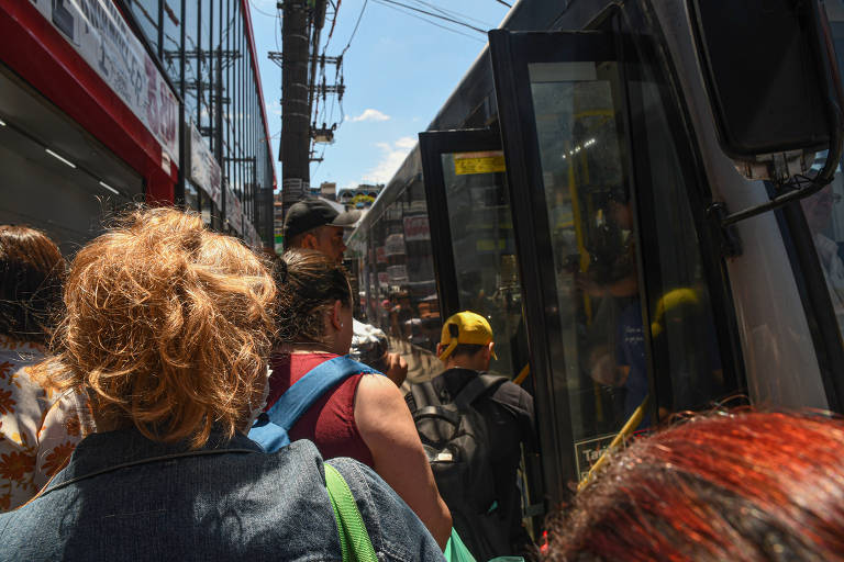 Espera por ônibus chega a uma hora em periferias de São Paulo em dia de passe livre