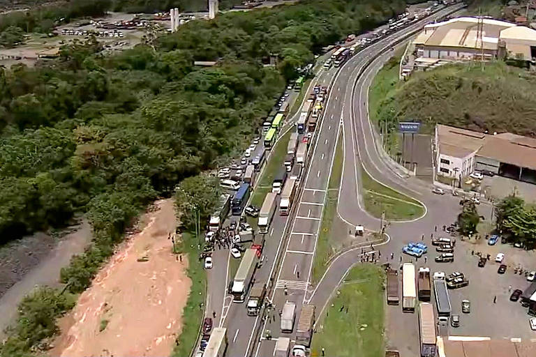 Manifestantes bloqueiam via Dutra e transportadoras cancelam viagens