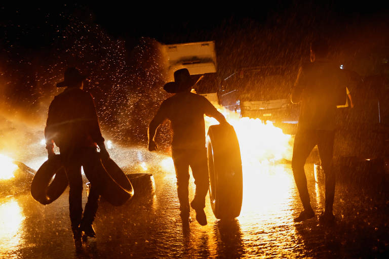 Veja protestos de bolsonaristas na noite desta segunda-feira