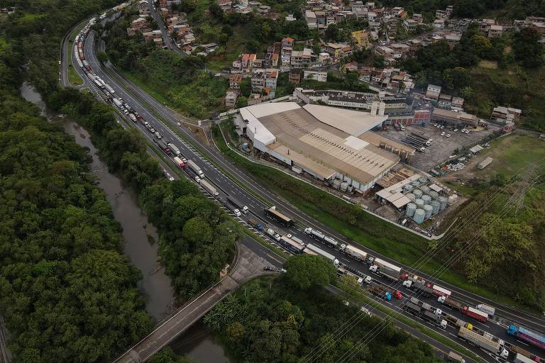 Bolsonaristas fazem mais de 300 bloqueios em estradas