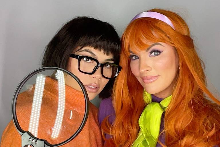 Hayley Kiyoko e Becca Tiley como Velma e Daphne, personagens de 'Scooby Doo'