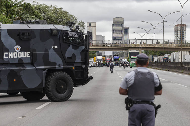 Golpistas bloqueiam a rodovia Castelo Branco, em SP