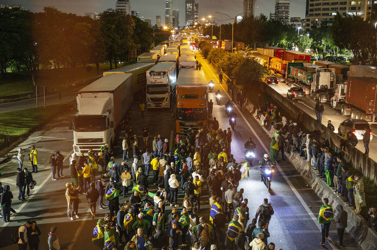 Golpistas bloqueiam a rodovia Castelo Branco, em SP