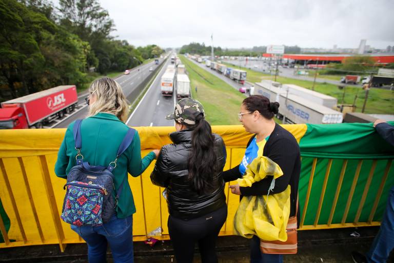 Manifestantes antidemocráticos se reúnem na rodovia Dutra, em Jacareí