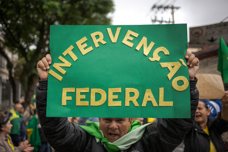 Bolsonarista pede intervenção militar em frente ao CPOR (Centro de Preparação de Oficiais da Reserva), em São Paulo