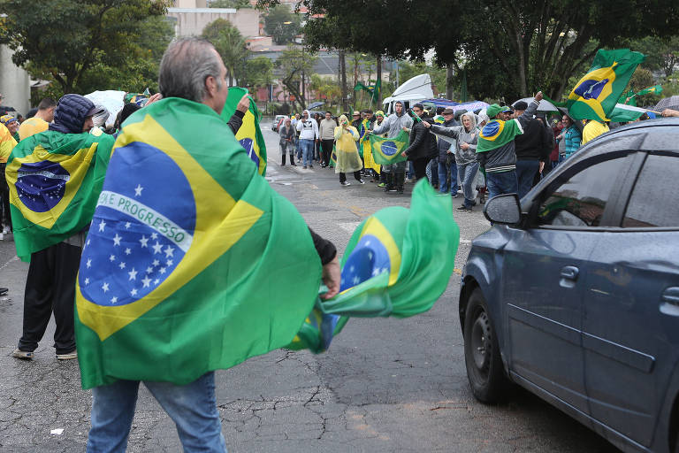 Manifestantes fazem atos antidemocráticos em frente a quartéis pelo país após derrota de Bolsonaro