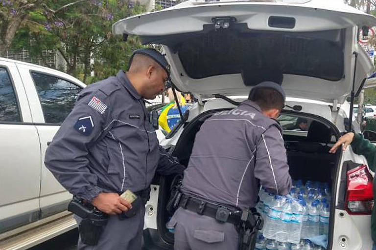 Policiais militares vistoriam água após manifestantes denunciarem suspeita de adulteração 