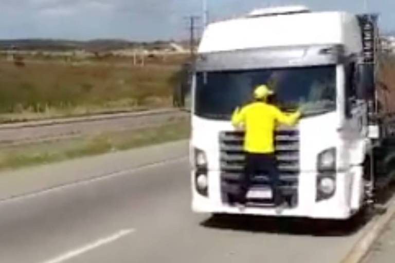 Bolsonarista agarrado em cabine de caminhão 