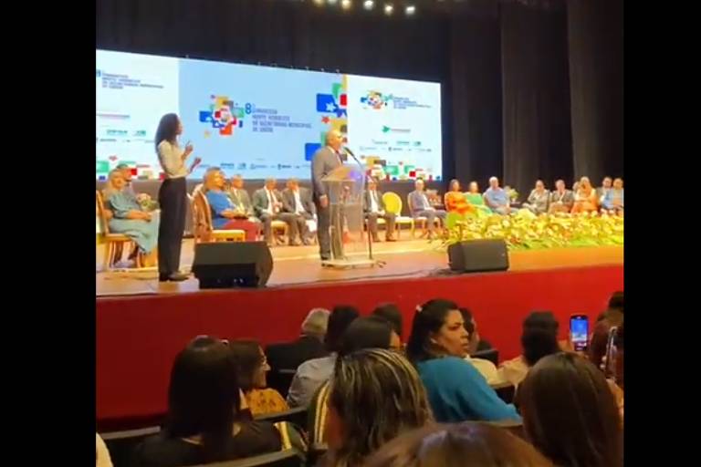 Ministro Marcelo Queiroga é vaiado em evento e xinga presentes de covardes; veja