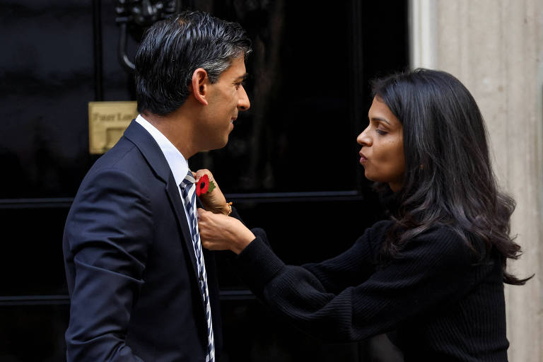 Akshata Murty, esposa do primeiro-ministro britânico Rishi Sunak, coloca um alfinete de papoula nele na Downing Street, em Londres