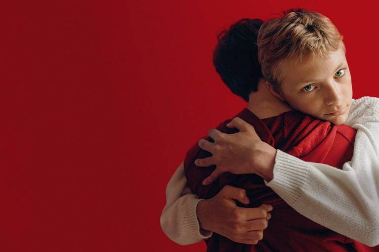Imagem de "Close", filme de Lukas Dhont, mostra dois meninos se abraçando
