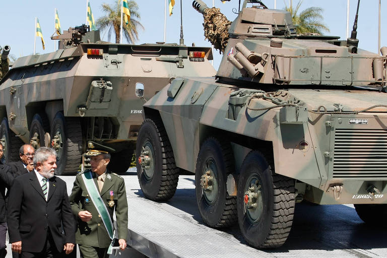 Lula com o então comandante do Exército, Enzo Peri, durante solenidade militar em Brasília, em 2010