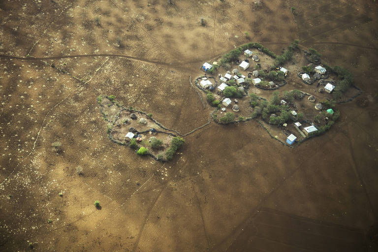 Pequena fazenda cercada por terras secas onde plantações não sobrevivem, nos arredores de Baidoa, no sudoeste da Somália.