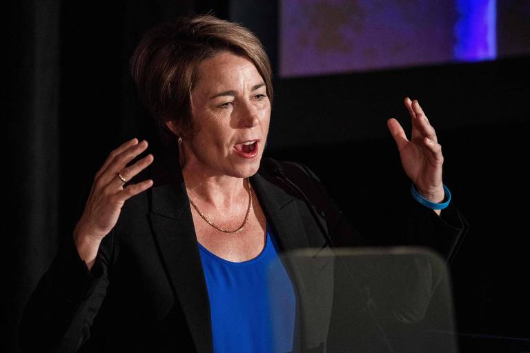 A procuradora-geral de Massachusetts, Maura Healey, discursa em evento em Boston