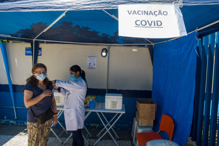 Enfermeira aplica vacina contra a Covid-19 em moradora na UBS Nossa Senhora do Brasil, na Bela Vista