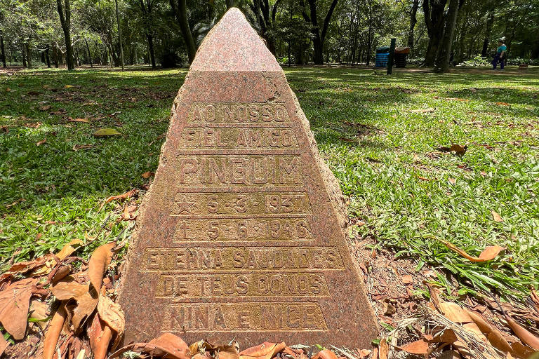 pequeno obelisco, mausoléu