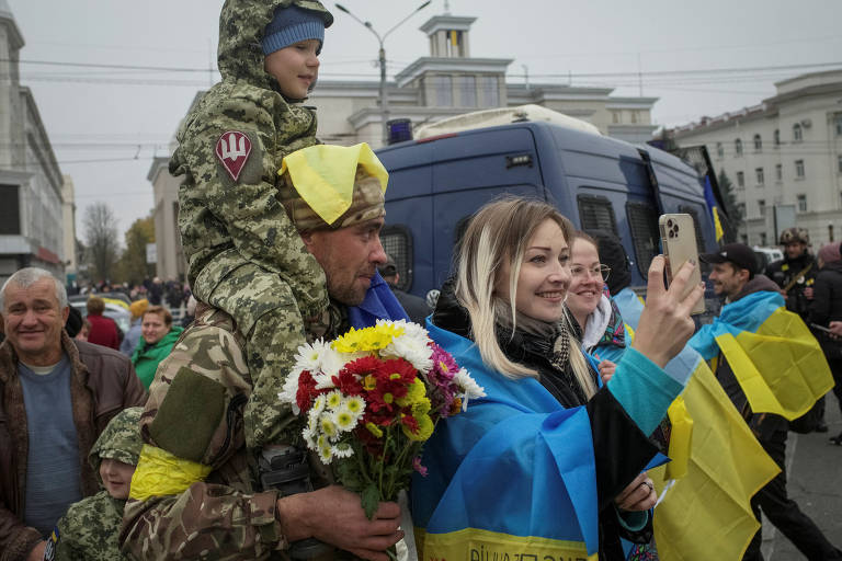 Moradores de Kherson celebram nas ruas retomada da cidade pela Ucrânia 