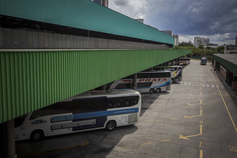 Movimentação no terminal rodoviário Barra Funda, zona oeste de São Paulo