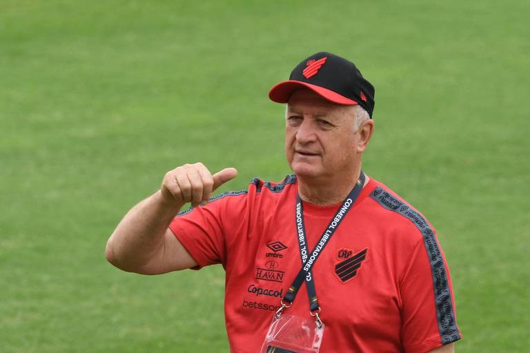 Luiz Felipe Scolari durante treino do Athletico antes da final da Copa Libertadores 2022, no Equador