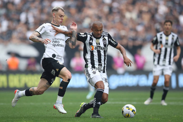 Roger Guedes e Mariano disputam bola durante o jogo entre Corinthians e Atlético-MG na Neo Química Arena.