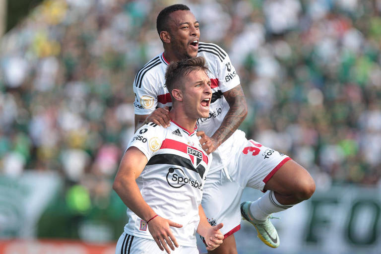 Giuliano Galoppo comemora gol do São Paulo sobre o Goiás, na última rodada do Brasileiro.