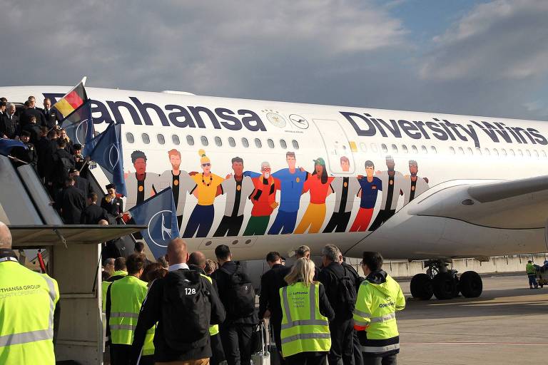 Integrantes da equipe de futebol da Alemanha antes do embarque para a Copa do Mundo nesta segunda (14)