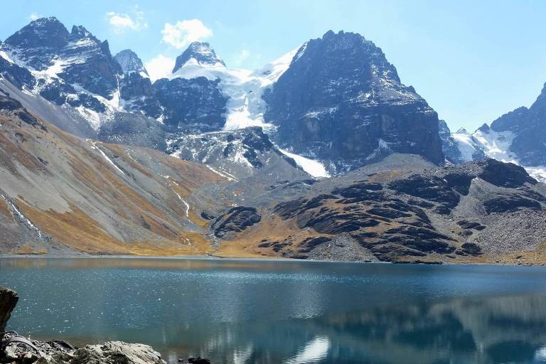 Na Cordilheira Real, na Bolívia, vista da montanha Huayna Potosi desde o pico Áustria, cada vez com menos neve na paisagem e mais risco de avalanche de rochas