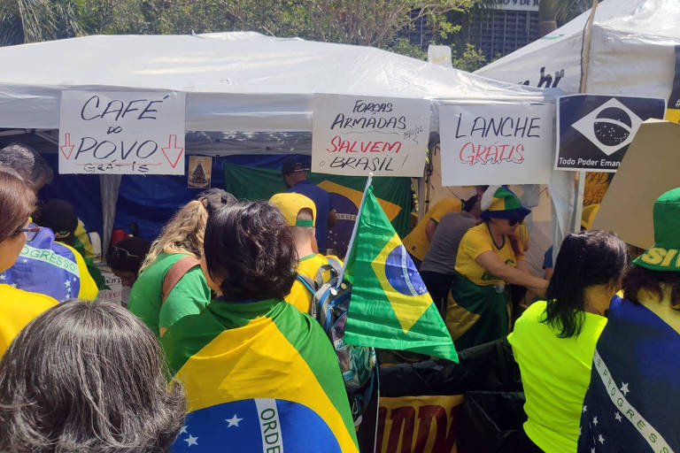 Estrutura para os manifestantes em ato antidemocrático em frente ao Comando Militar do Sudoeste, em São Paulo
