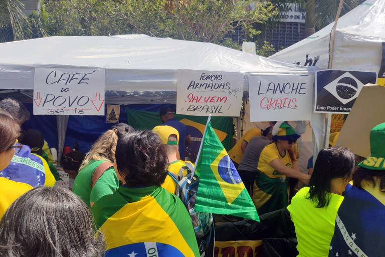 Bolsonaristas durante atos antidemocráticos em SP, Rio e Brasília em 15 de novembro