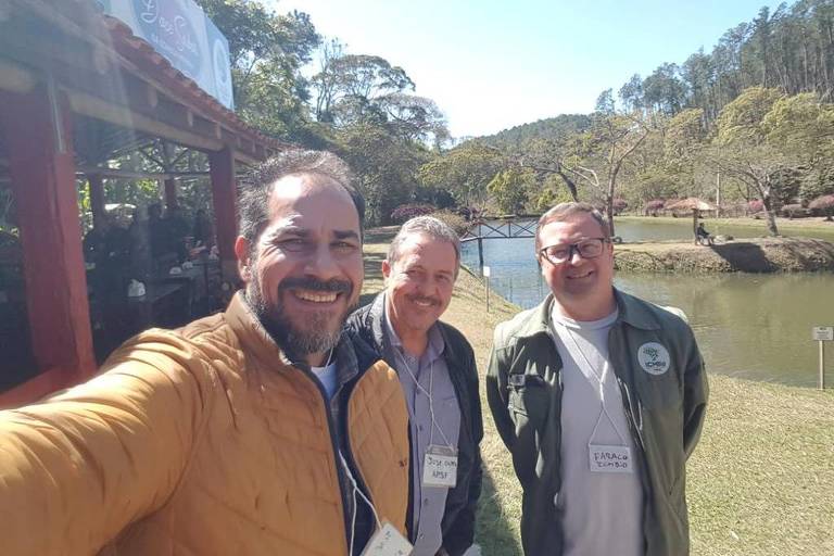 Três homens brancos, José Savio Monteiro e José Antônio Cintra, vice-presidente e presidente da Associação dos Proprietários da Serra Fina, e Fábio Farraco, chefe do Núcleo de Gestão Integrada da Mantiqueira