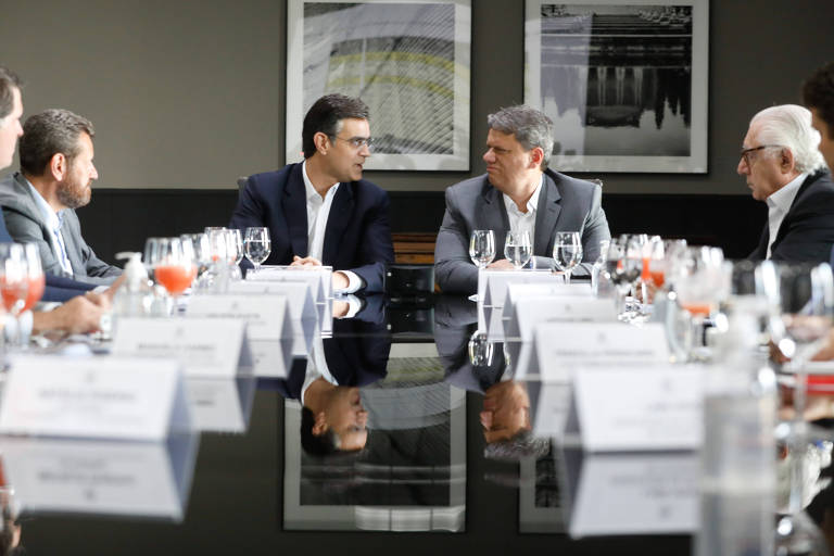 Governador Rodrigo Garcia (PSDB) e governador eleito Tarcísio de Freitas (Republicanos) na primeira reunião da transição do Governo de São Paulo, no Palácio dos Bandeirantes