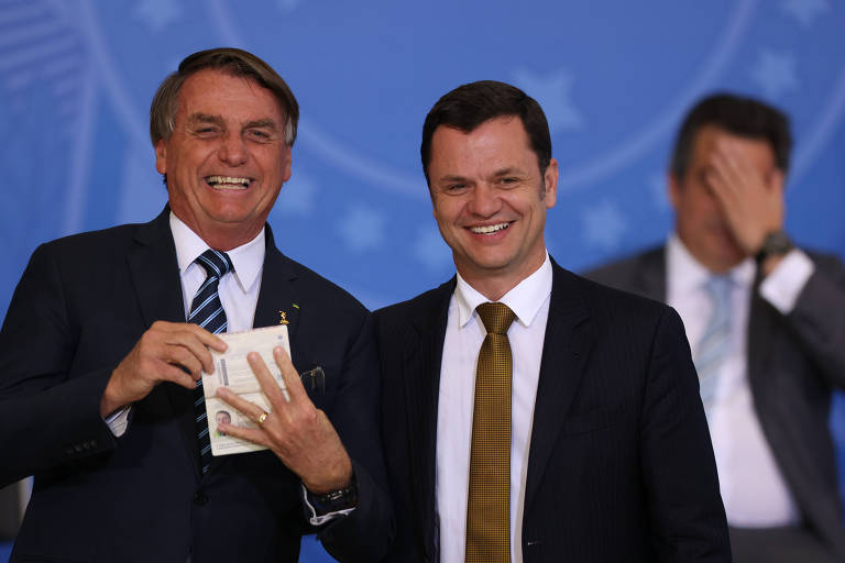 O então ministro da Justiça, Anderson Torres, ao lado de Jair Bolsonaro durante solenidade sobre a emissão de novas Carteiras de Identidade Nacional 