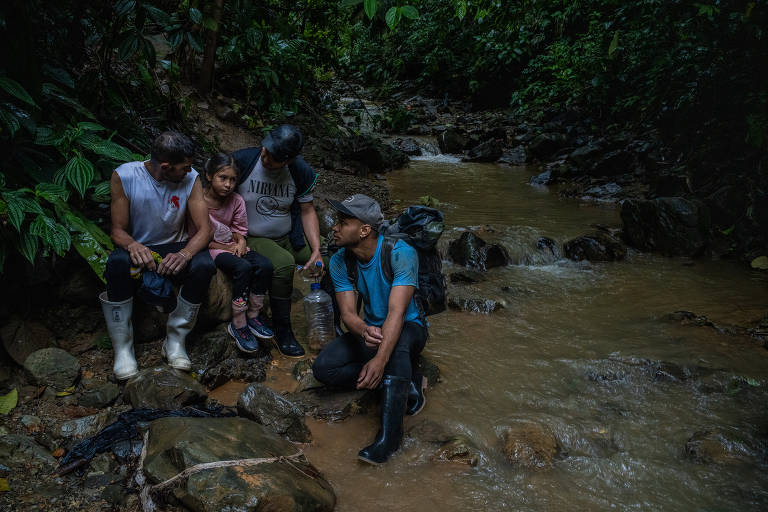 Migrantes arriscam a vida em travessia na floresta de Darién