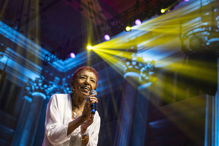 A cantora e compositora Leci Brandão na 20ª edição do Prêmio Raça Negra, em 2022 