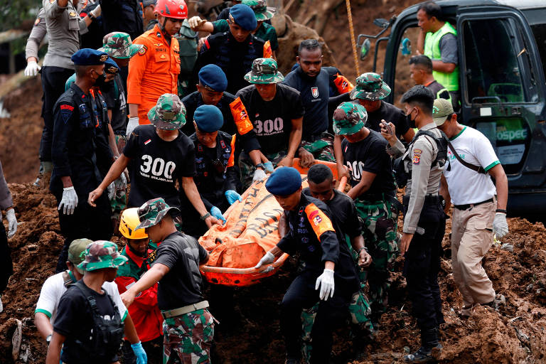 Equipes de resgate carregam corpo de vítima do terremoto que atingiu Cianjur, cidade da província de Java Ocidental, na Indonésia 