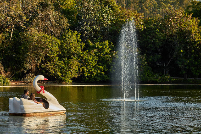 Turistas andam de pedalinho no Jurema Águas Quentes, no Paraná