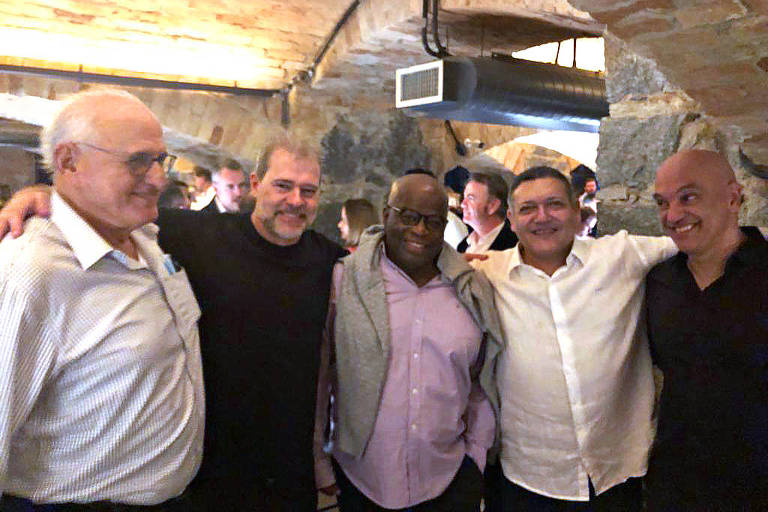 Da esquerda para direita, Nelson Jobim, Dias Toffoli, Joaquim Barbosa, Kassio Nunes Marques e Alexandre de Moraes posam para foto no Bar dos Arcos, na festa de aniversário do ministro Dias Toffoli
