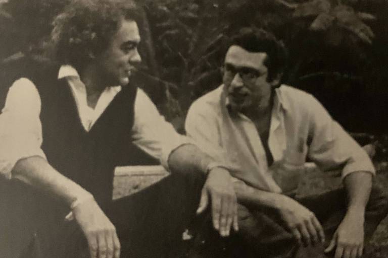 Erasmo Carlos e Ruy Castro na casa do artista, no Rio, em 1980
