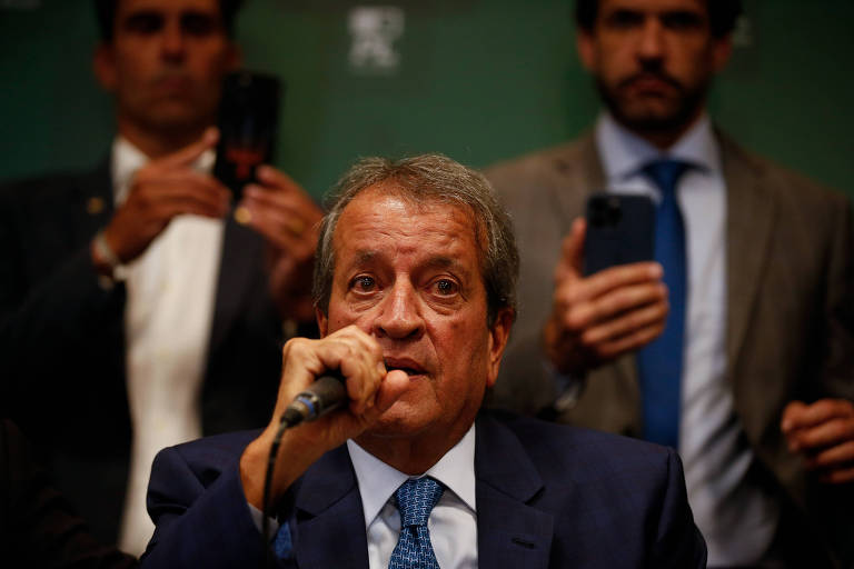 Sentado, o presidente do PL, Valdemar Costa Neto, em anúncio de auditoria feita por uma empresa privada sobre urnas eletrônicas usadas nas eleições de 2022