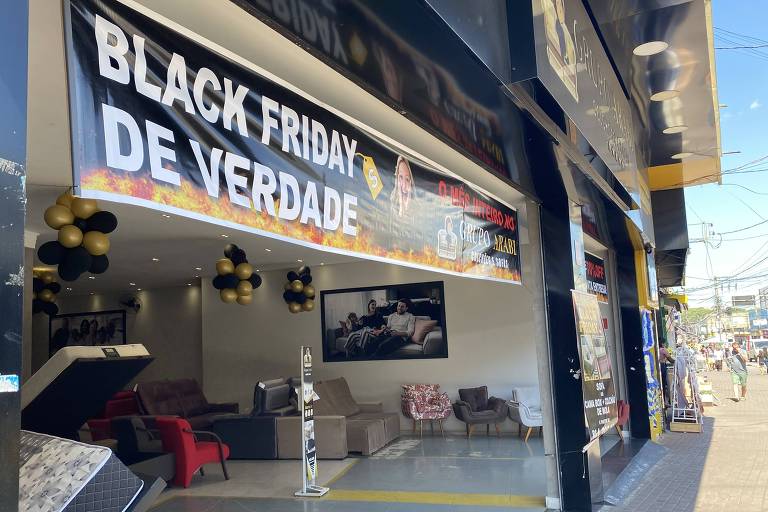 fachada de loja de móveis em que se lê em cartaz: Black Friday de verdade