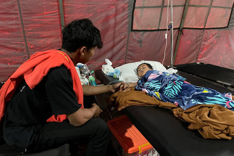 Menino indonésio de 6 anos é resgatado vivo dois dias após terremoto; veja vídeo