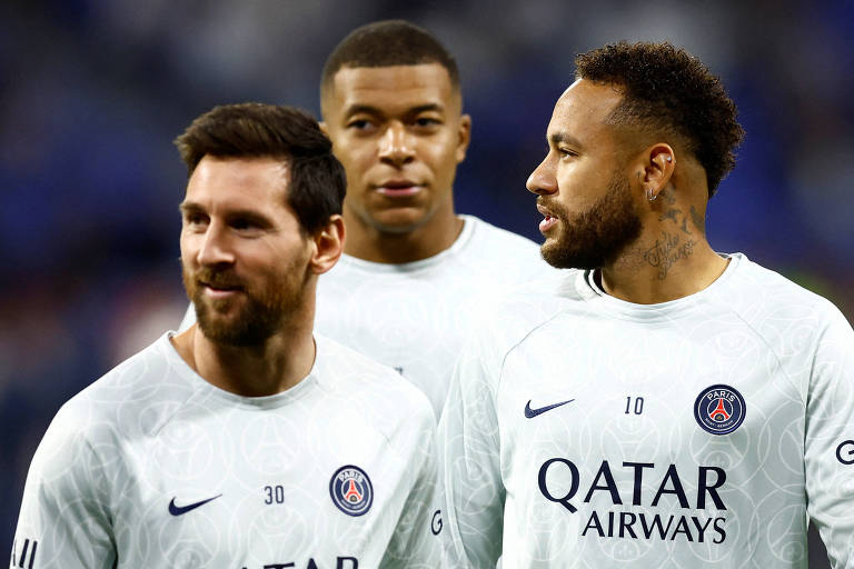 Mbappé tem que entender que Messi e Neymar são maiores que ele, diz Daniel Alves
