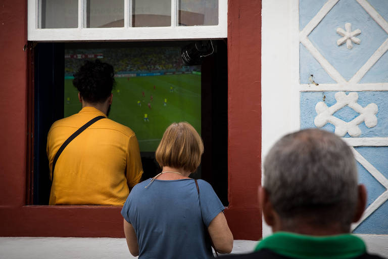 Flip troca livros por bola, vibra com vitória da seleção e vaia Bolsonaro e Neymar