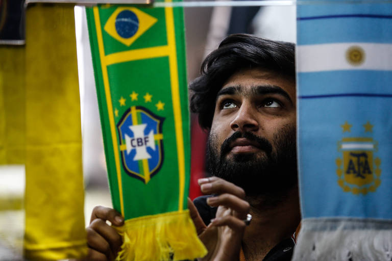 'Se me cortar, meu sangue vai sair azul e branco': o fanatismo por Brasil e Argentina entre migrantes no Qatar