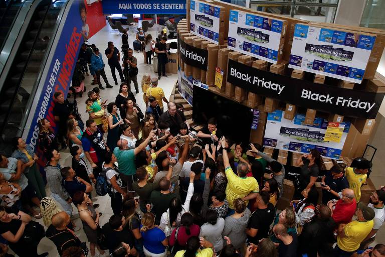 Consumidores se amontoam durante promoção de Black Friday em loja em São Paulo